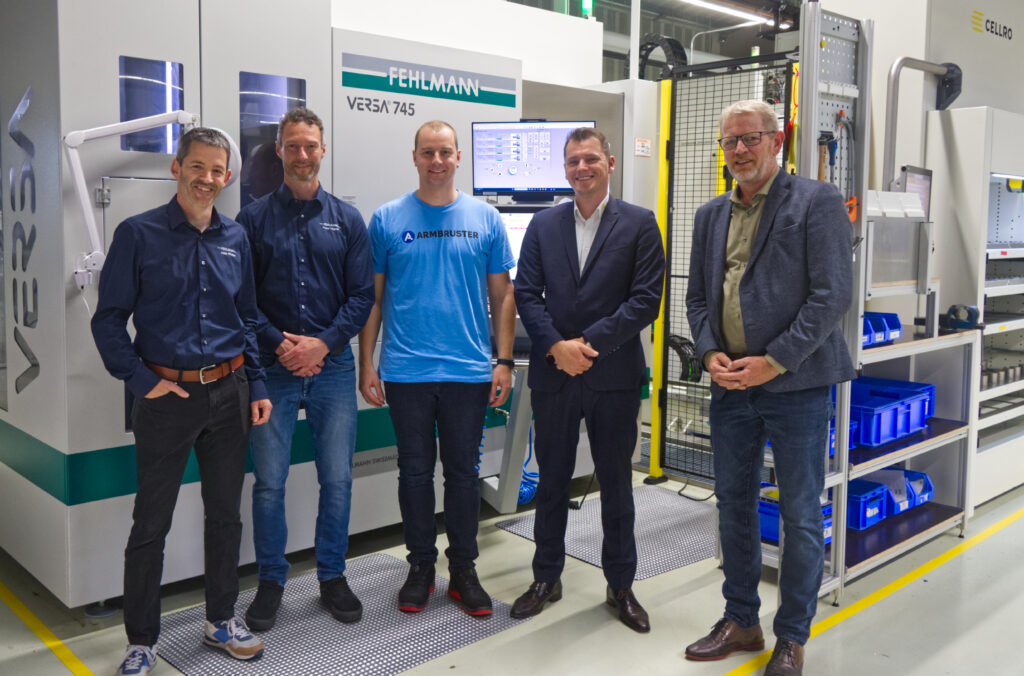 Starke Partnerschaft für höchste Präzision: Alain Strebel (Fehlmann), Peter Hejzlar (Fehlmann), Mario Bauer (Armbruster), Christian Dietz (Cellro) und Jan Paul van Veenendaal (Cellro) vor der neuen automatisierten Fertigungszelle in Steinach.