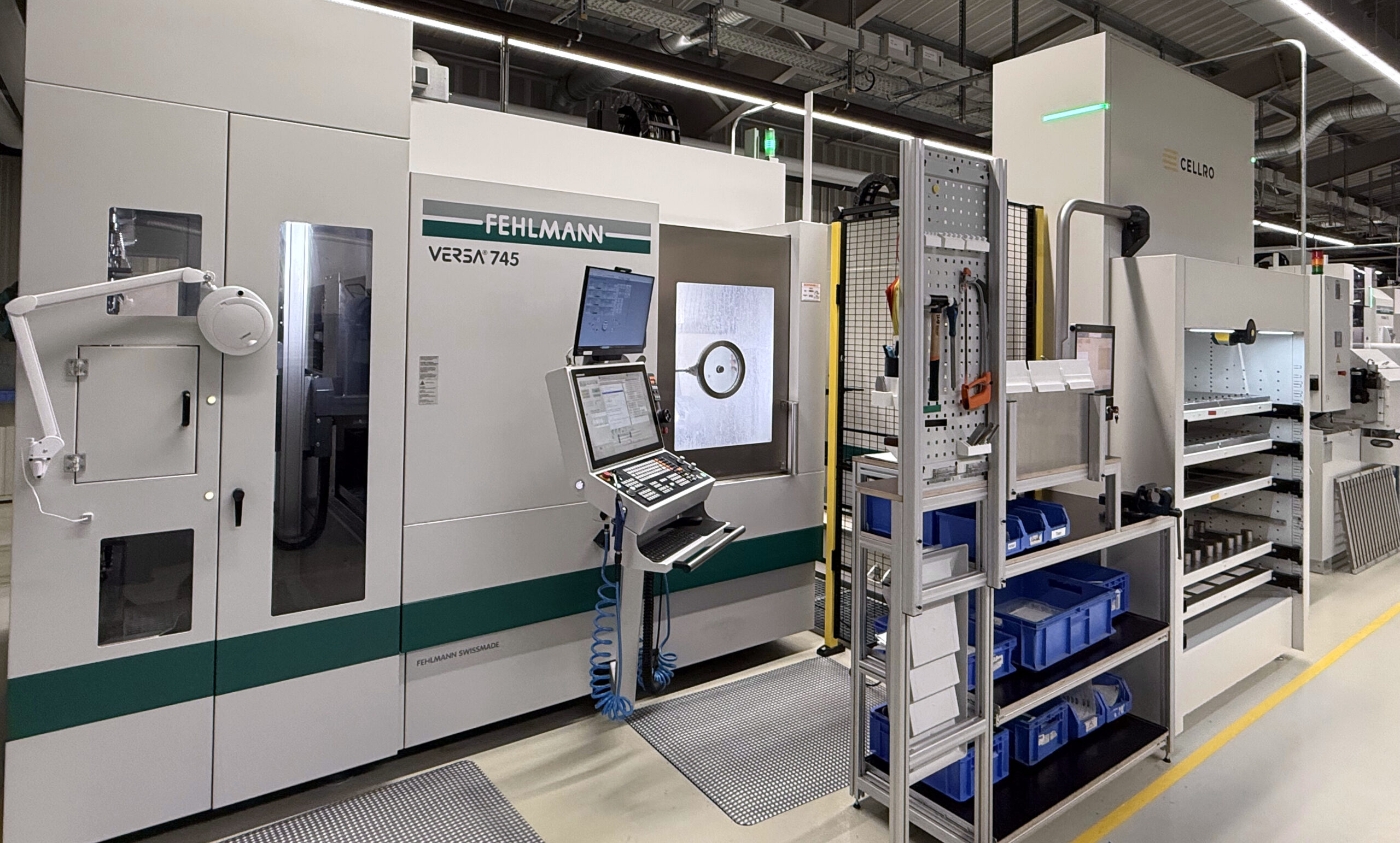 Perfekt aufeinander abgestimmt: Die beiden VERSA 745 Bearbeitungszentren von Fehlmann arbeiten nahtlos mit der Cellro-Ultimate-Automation zusammen – auf nur 61 m².