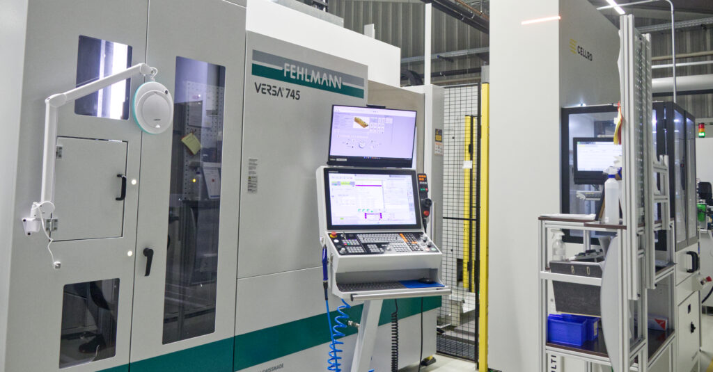 Perfekt aufeinander abgestimmt: Die beiden VERSA 745 Bearbeitungszentren von Fehlmann arbeiten nahtlos mit der Cellro-Ultimate-Automation zusammen – auf nur 61 m².
