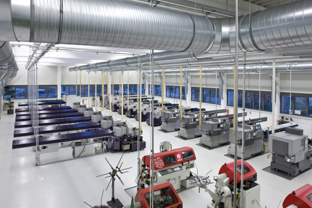 Blick in die Fertigung: Mit modernem Maschinenpark und einem erfahrenen Team realisiert Schlor Drehteile zwischen 0,8 und 10 Millimetern – prozesssicher in exzellenter Qualität.