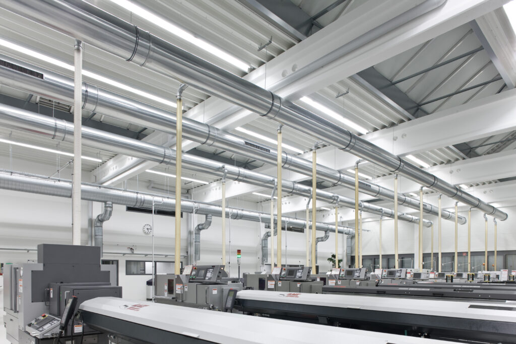 Blick in die Fertigung: Mit modernem Maschinenpark und einem erfahrenen Team realisiert Schlor Drehteile zwischen 0,8 und 10 Millimetern – prozesssicher in exzellenter Qualität.