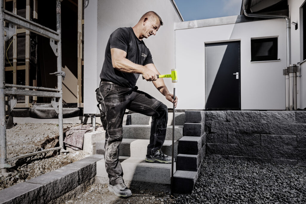 Zum Einschlagen von Metallpfählen bietet der rückschlagfreie SUPERCRAFT-Schonhammer die richtige Kombination aus Schlagkraft, Komfort und Sicherheit. Mit der gelb-fluoreszierenden Farbgebung ist der Hammer zudem immer gut zu finden.
