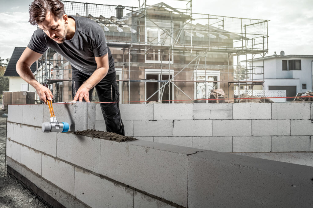 Beim Mauern sorgt die „softe“ Schlageinsatzkombination (TPE-soft und TPE-mid) für sanfte, exakt dosierte Schläge, um die Reihen millimetergenau auszurichten.