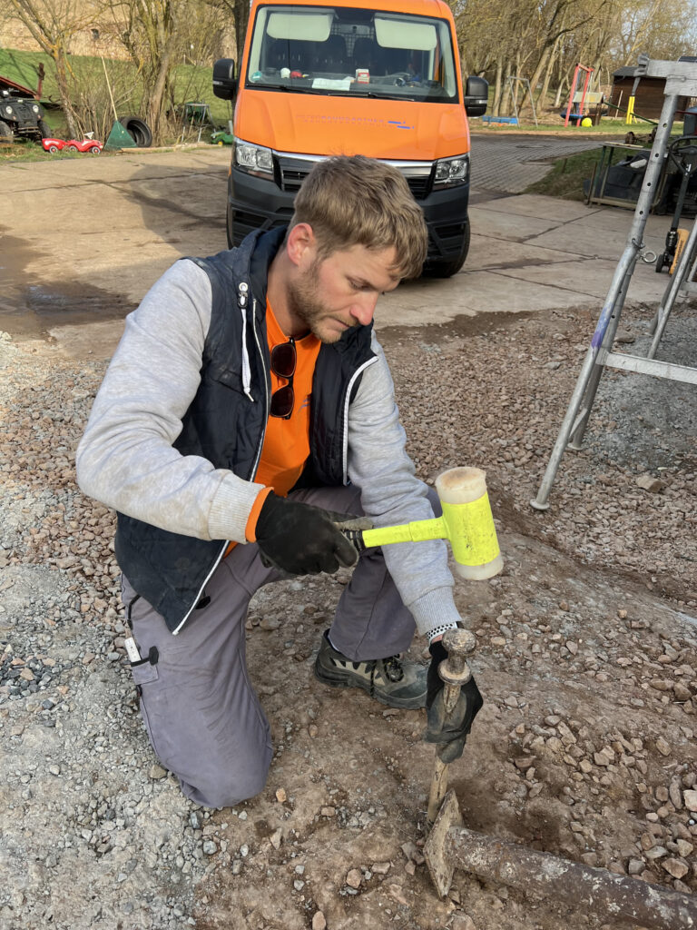 Hohe Schlagkraft ohne Rückschlag: Beim Einschlagen von Erdnägeln 