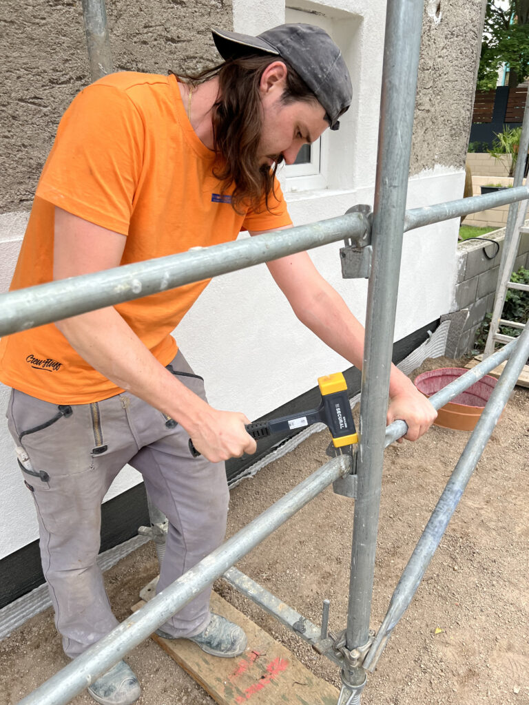 Ob im Gerüstbau (links) oder im Schalungsbau (rechts) – wenn ein leichter Hammer gefragt ist, der dennoch kraftvolle Schläge ermöglicht, vertraut Baumgärtner auf den rückschlagfreien SECURAL-Schonhammer.