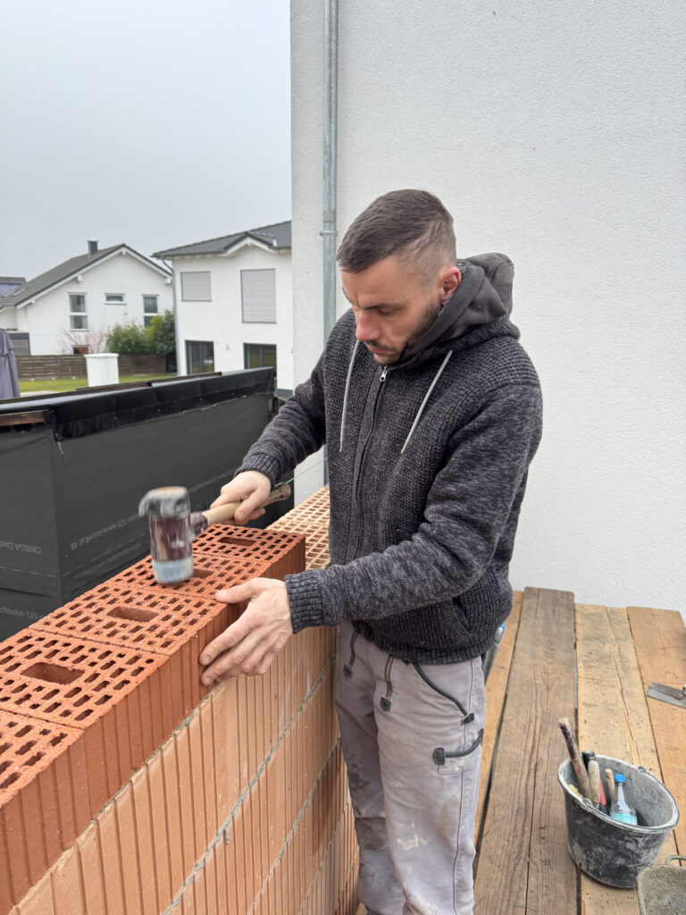 Flexibel dank modularer Bauweise: Bei seiner täglichen Arbeit setzt Baumgärtner auf den SIMPLEX-Schonhammer in unterschiedlichen Varianten. 