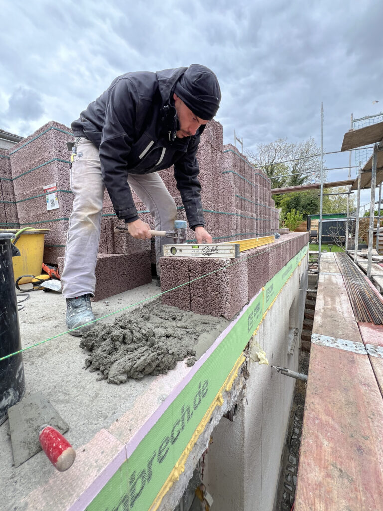 Flexibel dank modularer Bauweise: Bei seiner täglichen Arbeit setzt Baumgärtner auf den SIMPLEX-Schonhammer in unterschiedlichen Varianten. 
