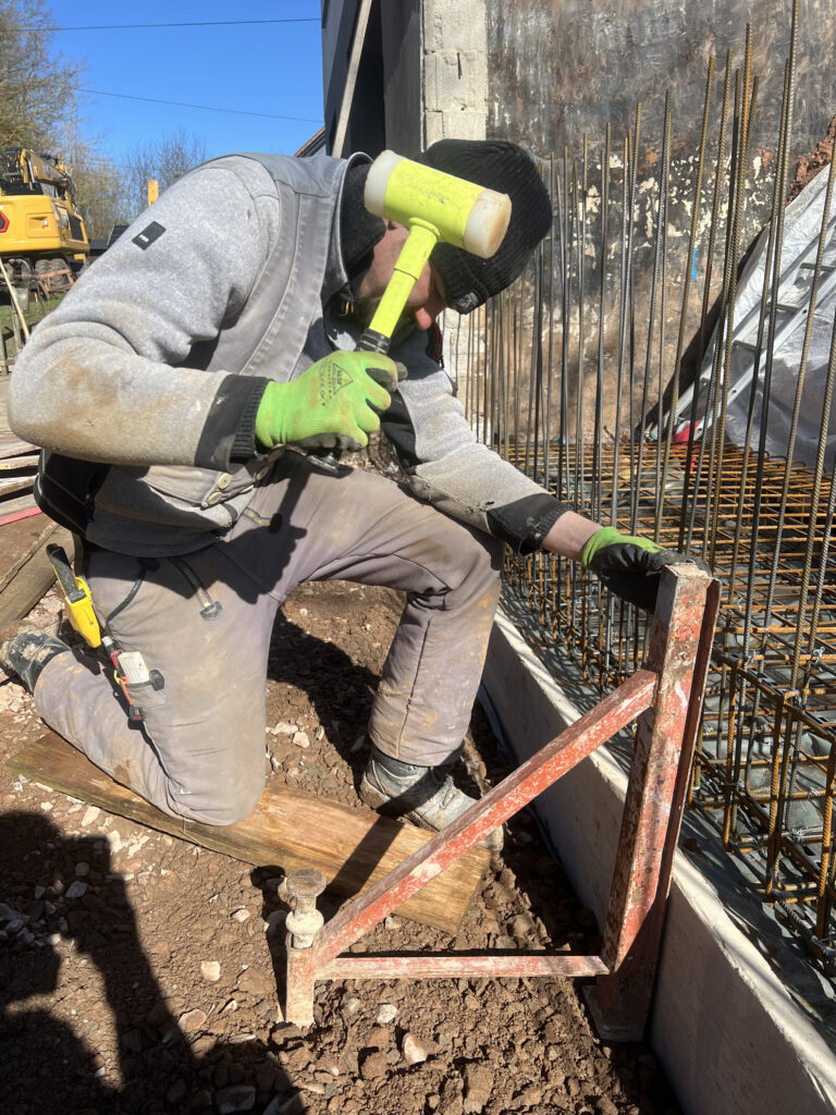 Beim Fixieren von Metallteilen ist die erste Wahl der SUPERCRAFT-Schonhammer.