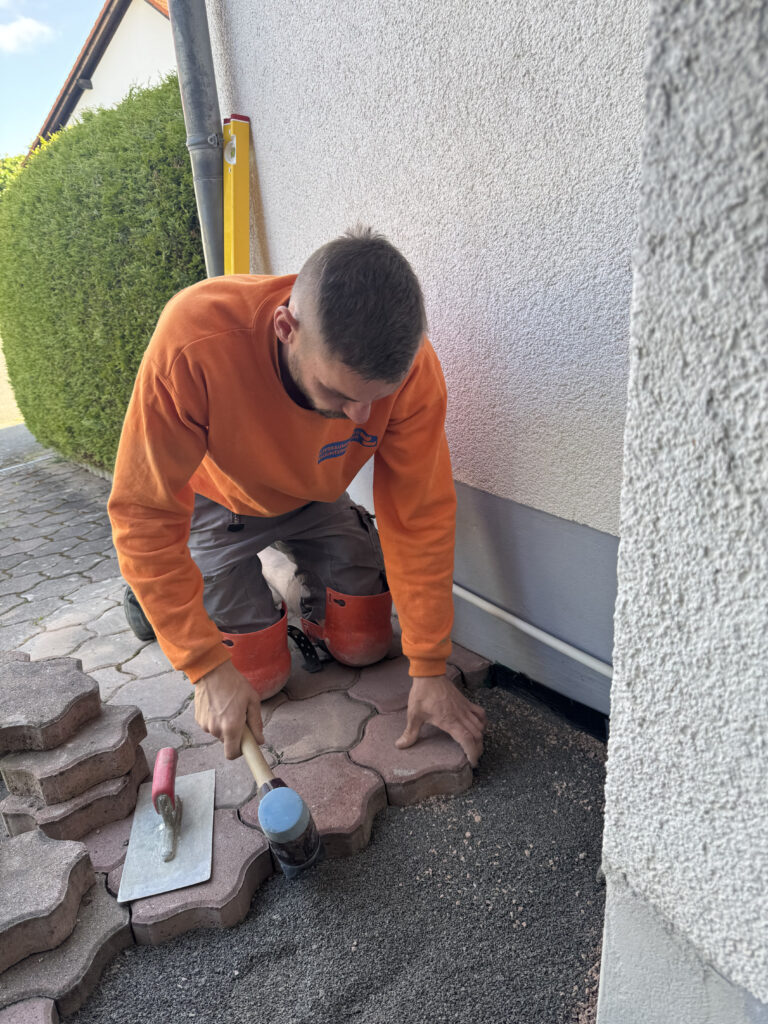 Auch beim Pflastern hat Baumgärtner den SIMPLEX-Schonhammer immer griffbereit. 