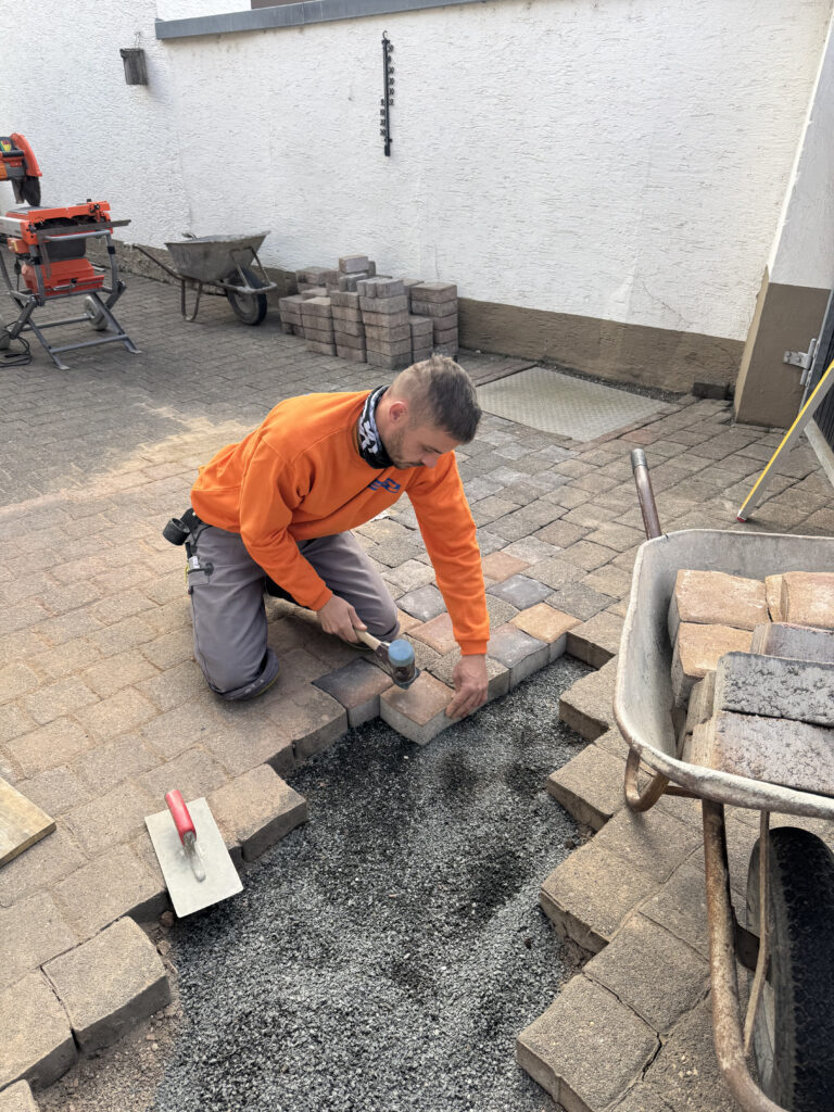 Auch beim Pflastern hat Baumgärtner den SIMPLEX-Schonhammer immer griffbereit. 