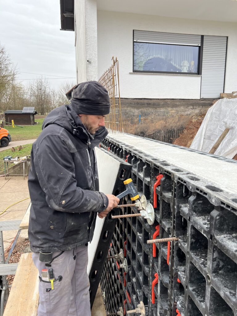 Ob im Gerüstbau (links) oder im Schalungsbau (rechts) – wenn ein leichter Hammer gefragt ist, der dennoch kraftvolle Schläge ermöglicht, vertraut Baumgärtner auf den rückschlagfreien SECURAL-Schonhammer.