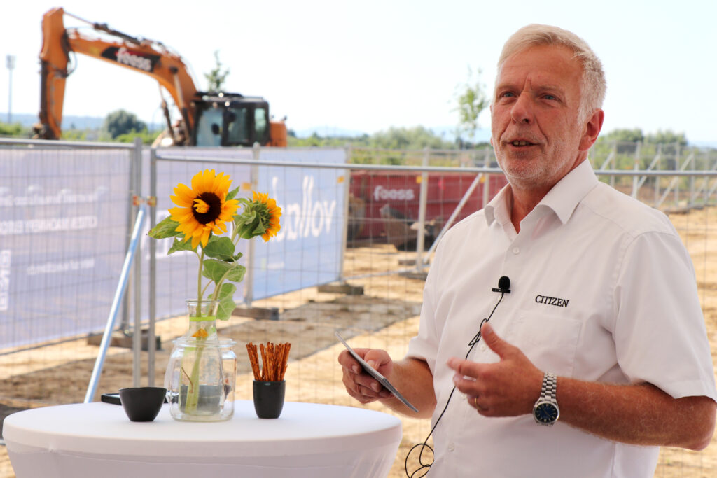 Markus Reißig, Geschäftsführer der Citizen Machinery Europe GmbH, während der Festrede beim symbolischen Spatenstich zur neue Europazentrale im Gewerbegebiet Scharnhausen-West der Stadt Ostfildern: „Mit der Investition in unsere neue Europazentrale stellen wir die Weichen für unsere weitere Entwicklung und die künftigen Herausforderungen an Effizienz, Nachhaltigkeit und absolute Kundenorientierung.“