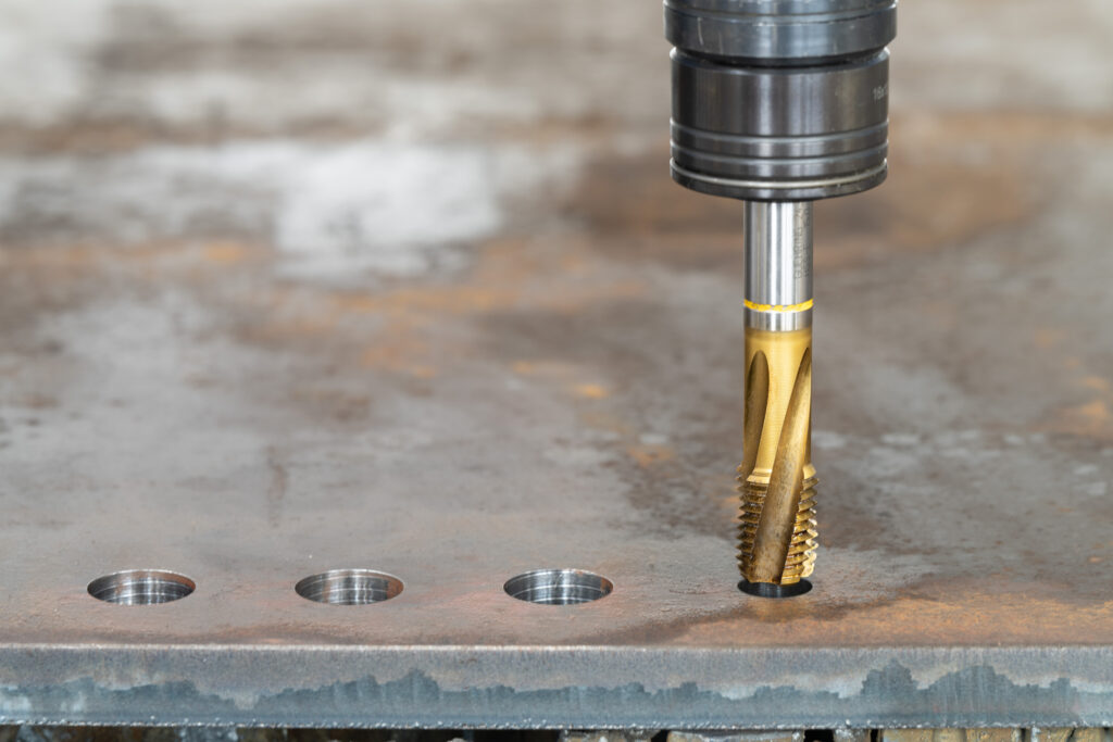 Mit dem neu entwickelten Bohrsystem für die ELEMENT werden Bohren, Gewindeschneiden und Senken direkt in den Schneidprozess eingebettet.