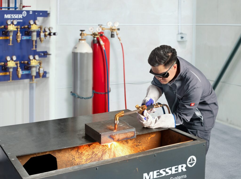 Nachhaltigkeit durch Wasserstoff: HyCut von Messer Cutting Systems bietet eine klimafreundliche Alternative zu konventionellen Brennschneidgasen.
