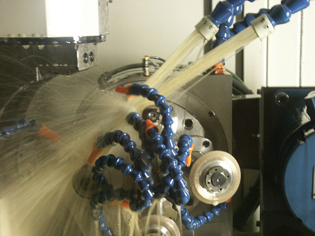 Vomat KSS-Feinstfiltrationstechnologie leistet einen Beitrag zu effizienteren und ressourcenschonenderen Abläufen etwa bei Werkzeugschleifen. Nachhaltigkeit wird so zur echten Produktivitätsreserve.