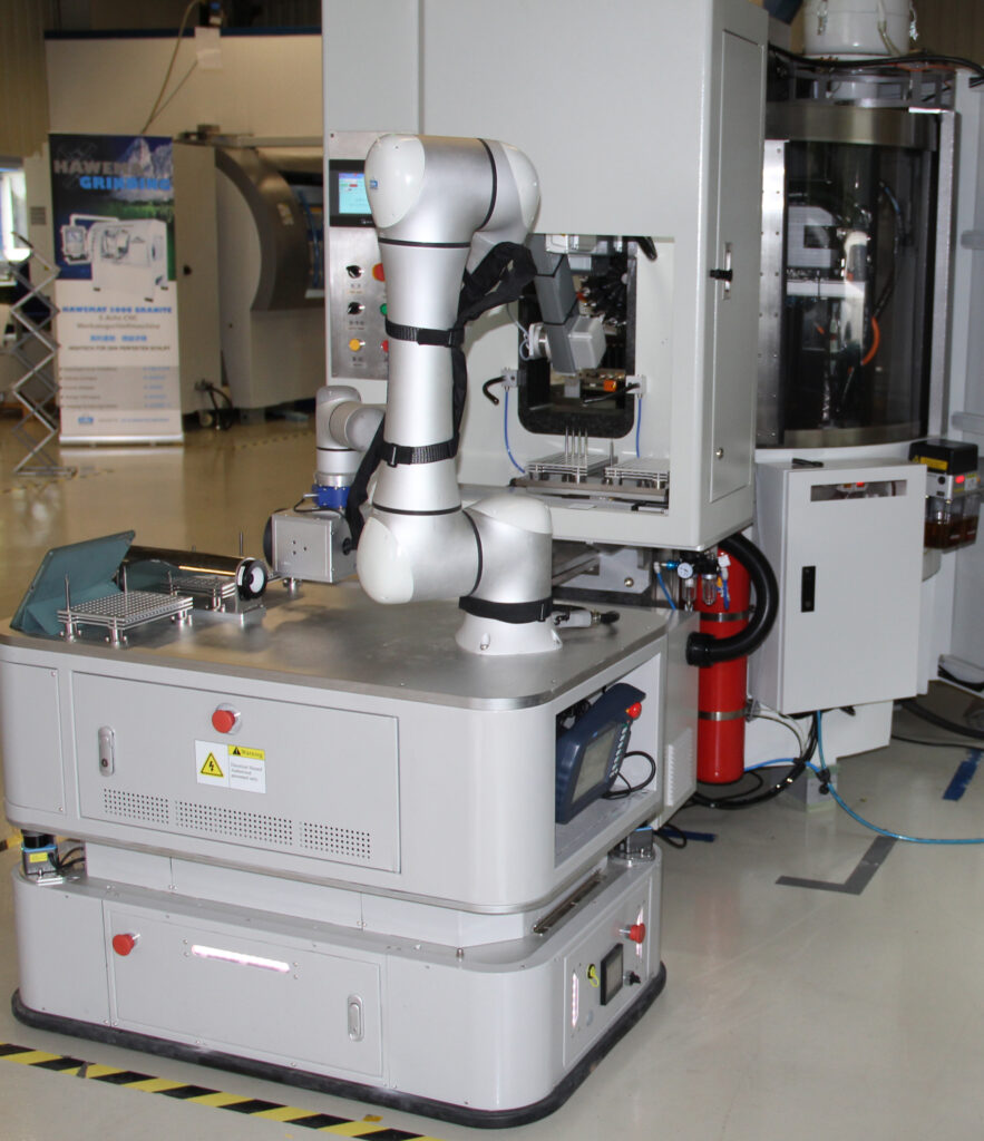 Einsatz eines AGV-Cobots, der Werkstücke autonom transportiert