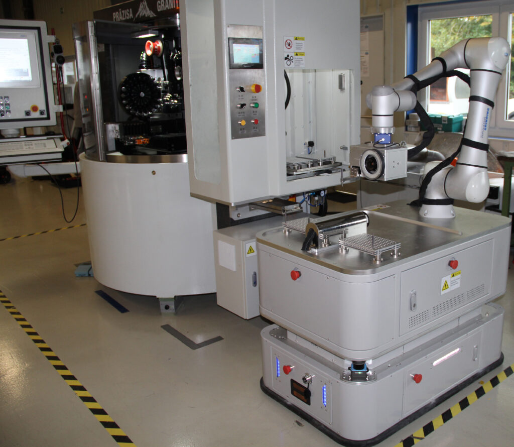 Einsatz eines AGV-Cobots der Maschinen selbstständig anfährt sowie Schleifmaschinen be- und entlädt.