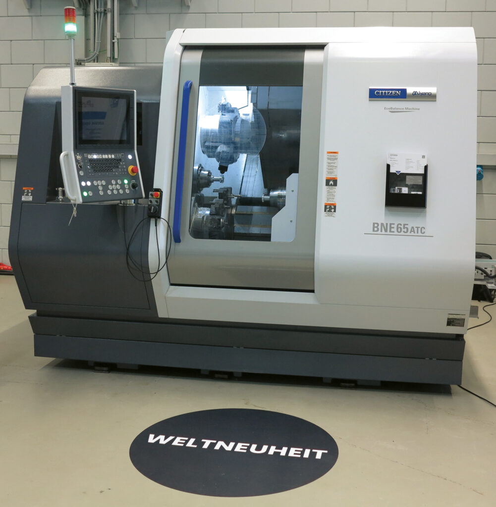 Ausgestattet ist der Kurzdreher nun mit der ATC-Einheit (Automatic Tool Changer) und einer zusätzlichen B-Achse. Die Maschine ermöglicht damit erstmals einen automatischen Werkzeugwechsel mit bis zu 24 angetriebenen Werkzeugen und erlaubt etwa schräges Zerspanen und komplexe 5-Achs-Bearbeitung – eine enorme Steigerung an Flexibilität und Produktivität.