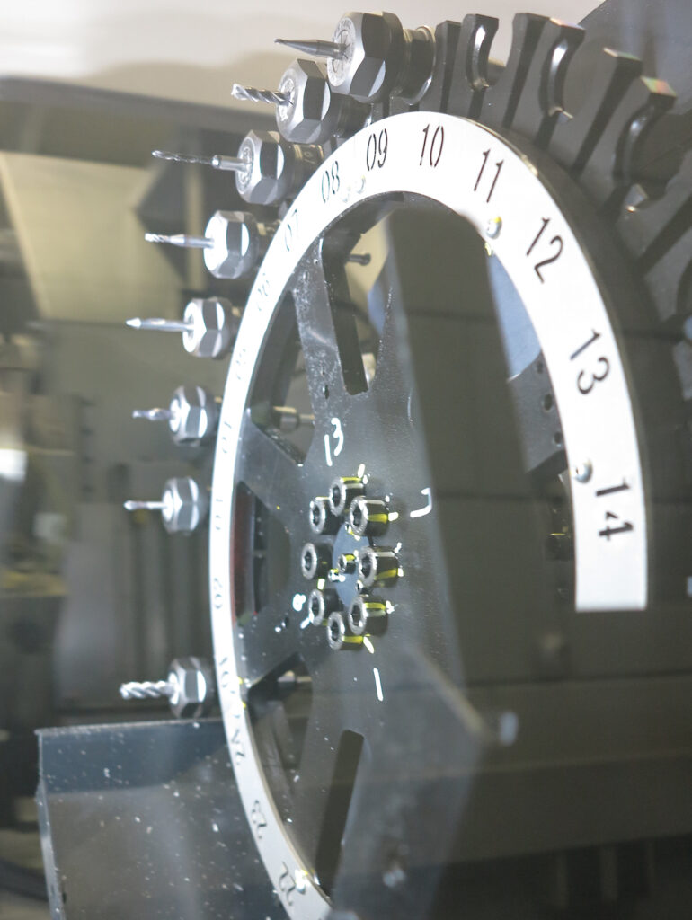 Ausgestattet ist der Kurzdreher nun mit der ATC-Einheit (Automatic Tool Changer) und einer zusätzlichen B-Achse. Die Maschine ermöglicht damit erstmals einen automatischen Werkzeugwechsel mit bis zu 24 angetriebenen Werkzeugen und erlaubt etwa schräges Zerspanen und komplexe 5-Achs-Bearbeitung – eine enorme Steigerung an Flexibilität und Produktivität.