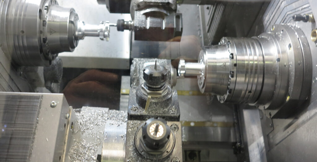 Ausgestattet ist der Kurzdreher nun mit der ATC-Einheit (Automatic Tool Changer) und einer zusätzlichen B-Achse. Die Maschine ermöglicht damit erstmals einen automatischen Werkzeugwechsel mit bis zu 24 angetriebenen Werkzeugen und erlaubt etwa schräges Zerspanen und komplexe 5-Achs-Bearbeitung – eine enorme Steigerung an Flexibilität und Produktivität.