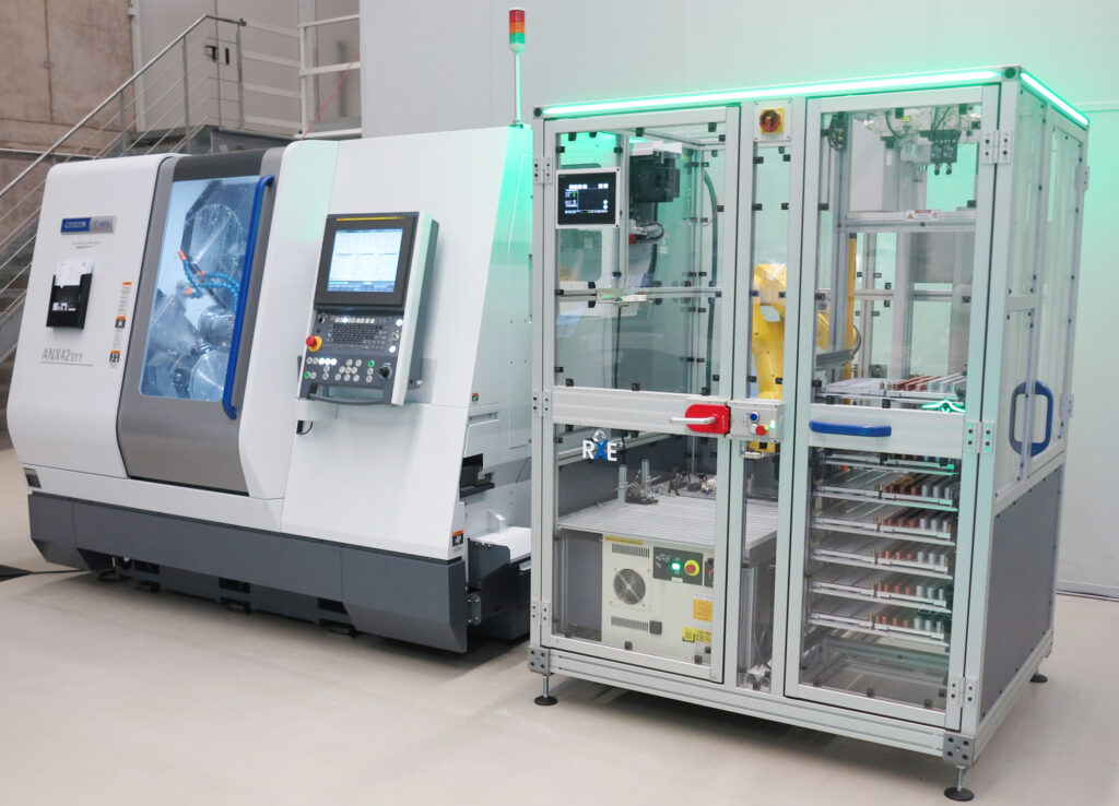 Die kundenindividuell konfigurierbare Roboterzelle RXE (Expert) kann über mehrere Stunden mannarm etwa zum Be- und Entladen betrieben werden. RXE ist zum Anbau an jede Citizen Anlage mit Platz für Mess-, Reinigungs- und Beschriftungsanlagen sowie autonomem Palettensystem geeignet.