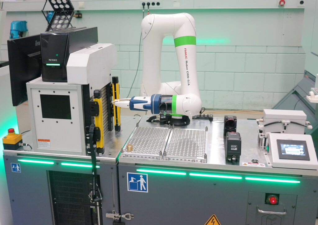 Die kompaktere, mobile Variante RXM (Mobil), die innerhalb von 2 Stunden von einer Maschine zur nächsten umgesetzt werden kann. Der Tisch kann mit Erweiterungsmodulen wie etwa mit Palettier- Vermessungs-, Reinigungs- und Laserbeschriftungssystemen ausgerüstet werden.