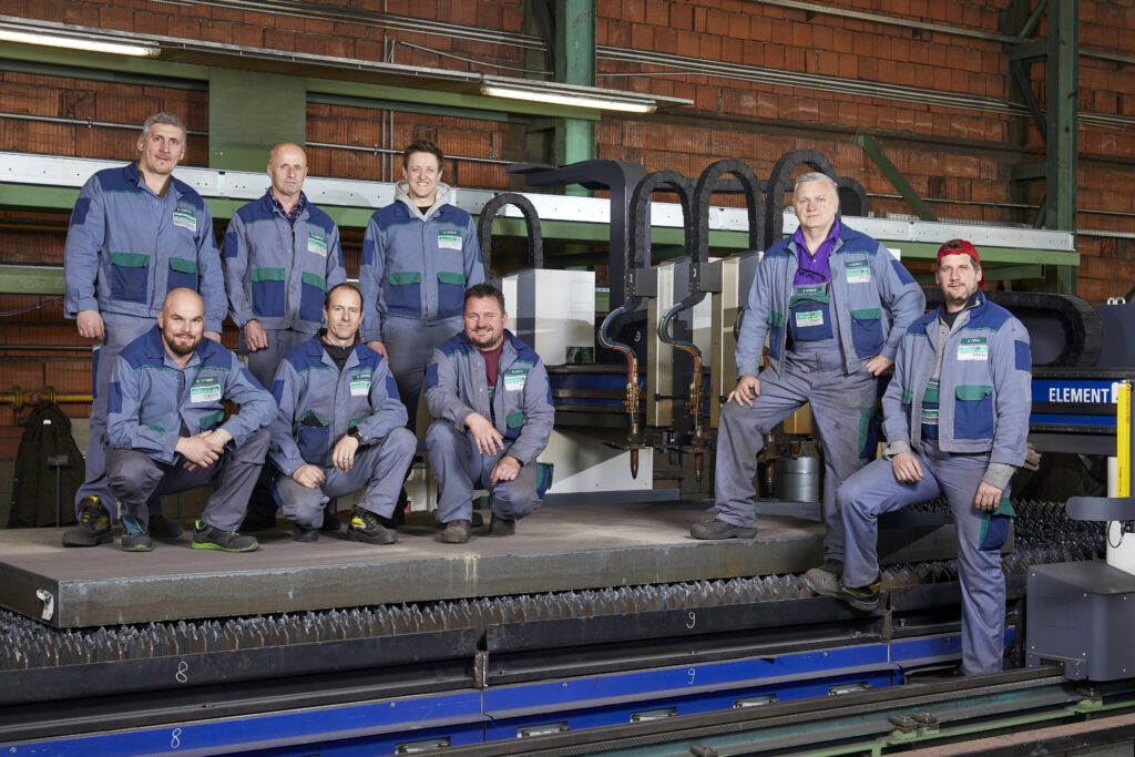 Die Mitarbeiter der beiden Schichten im Zuschnitt sind begeistert von der Messer Technologie.