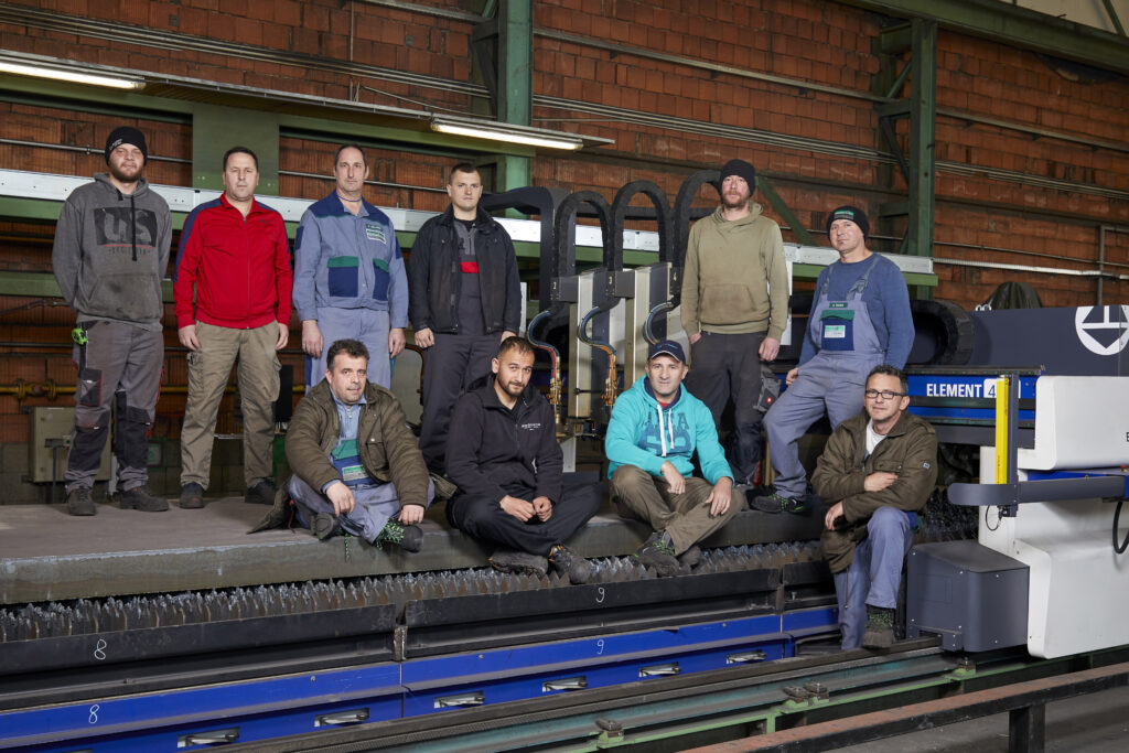 Die Mitarbeiter der beiden Schichten im Zuschnitt sind begeistert von der Messer Technologie.